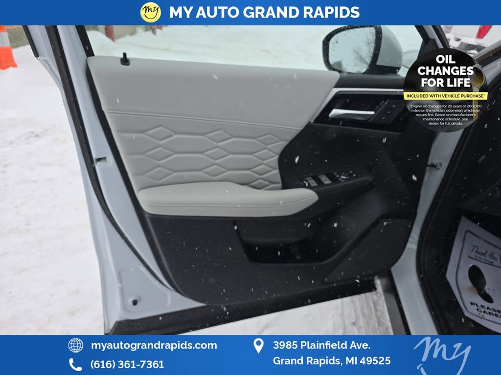 Used 2025 Mitsubishi Outlander SEL image 10