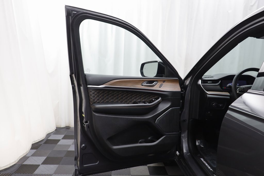 Used 2025 Jeep Grand Cherokee Summit image 4