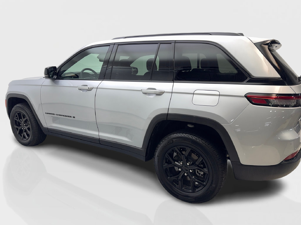 Used 2025 Jeep Grand Cherokee Altitude RWD image 16