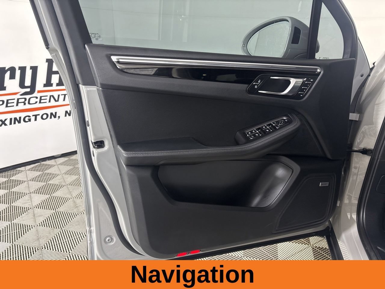 Used 2022 Porsche Macan AWD/4WD image 8