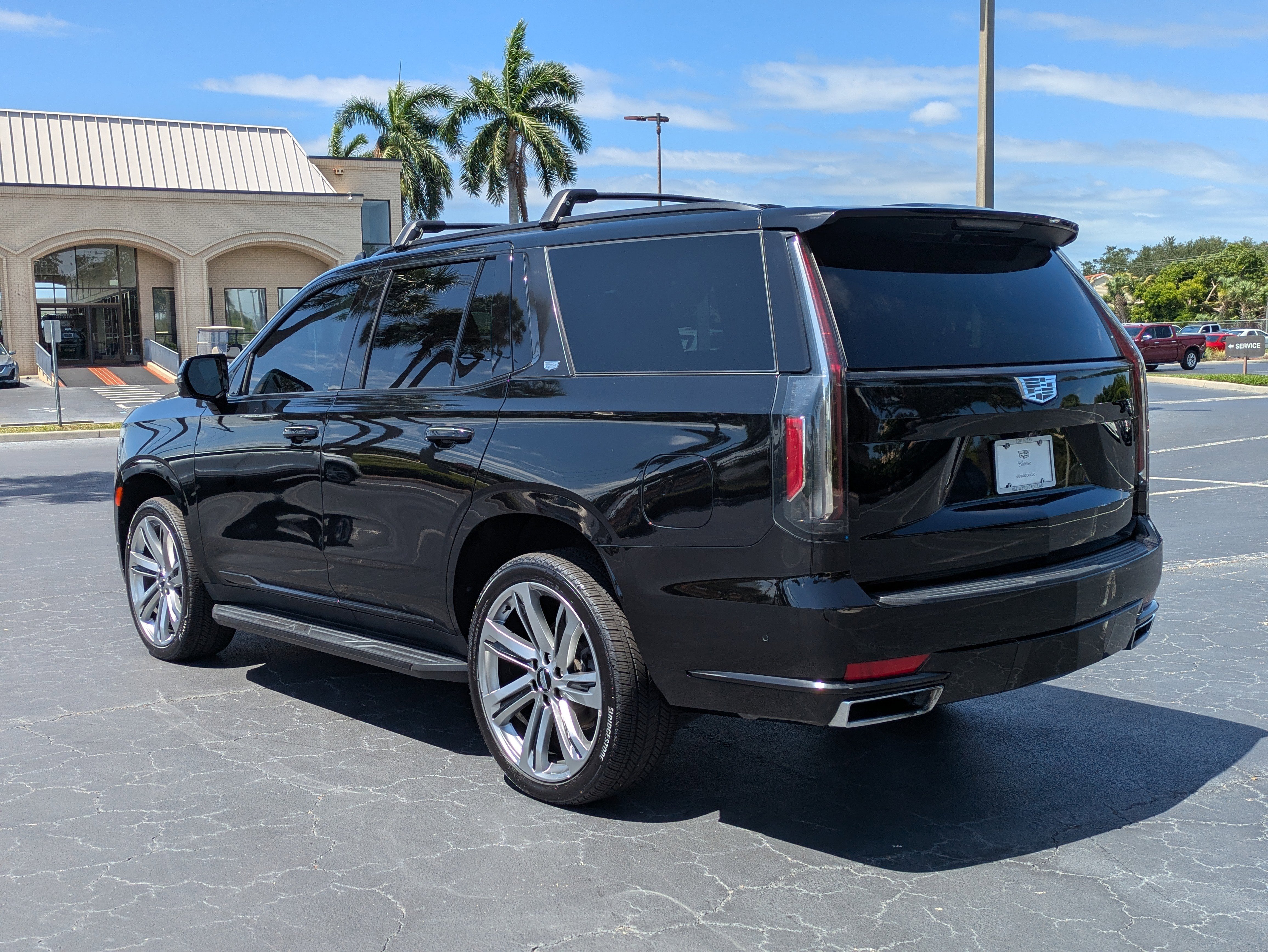 Used 2021 Cadillac Escalade Premium Luxury w/ LPO, Radiant Package AWD/4WD image 4