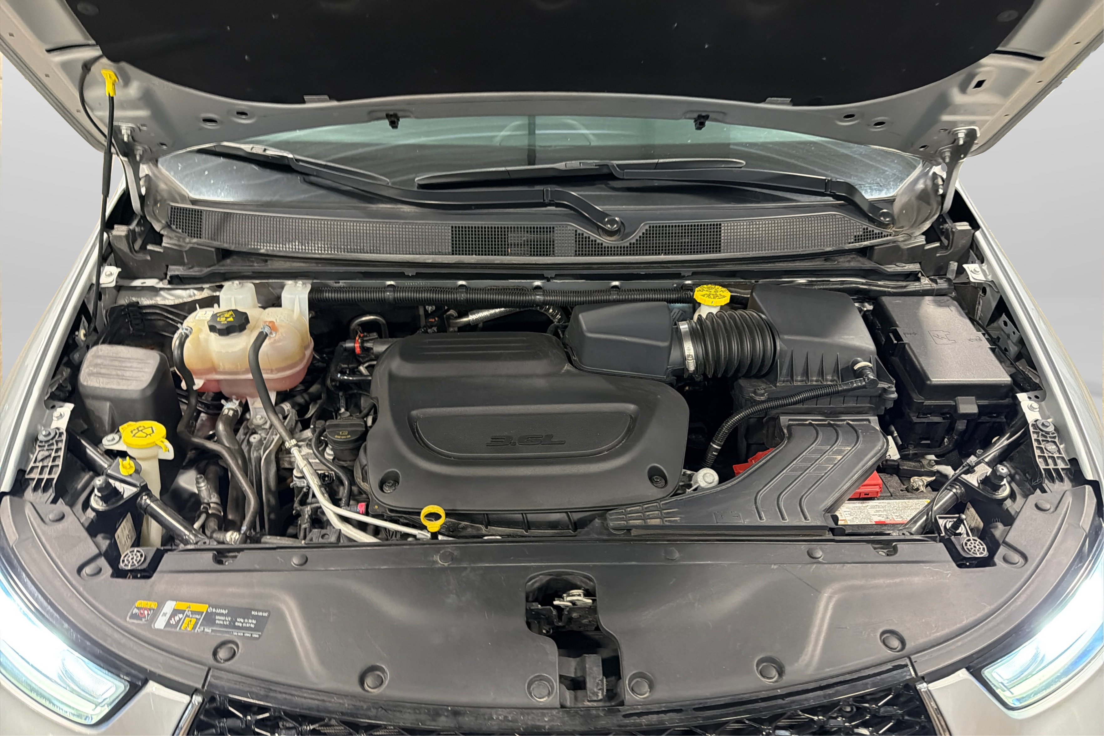 Used 2023 Chrysler Pacifica Touring-L FWD image 11