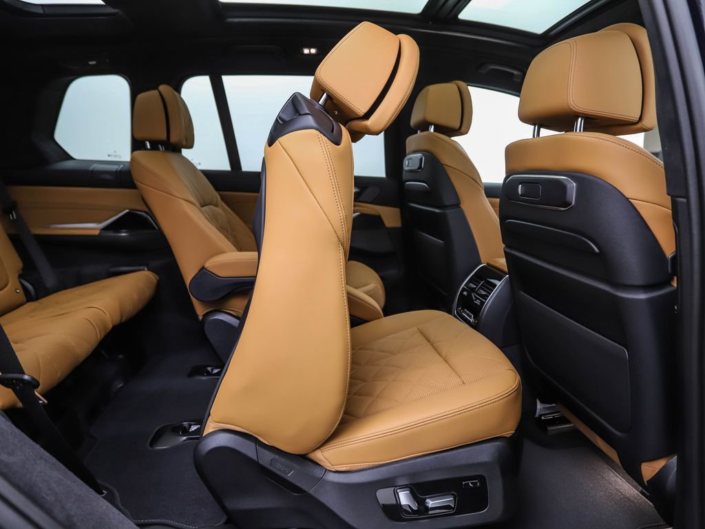 Used 2025 BMW X7 xDrive40i w/ Executive Package image 32