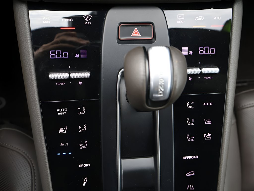 Certified 2024 Porsche Macan AWD/4WD image 25