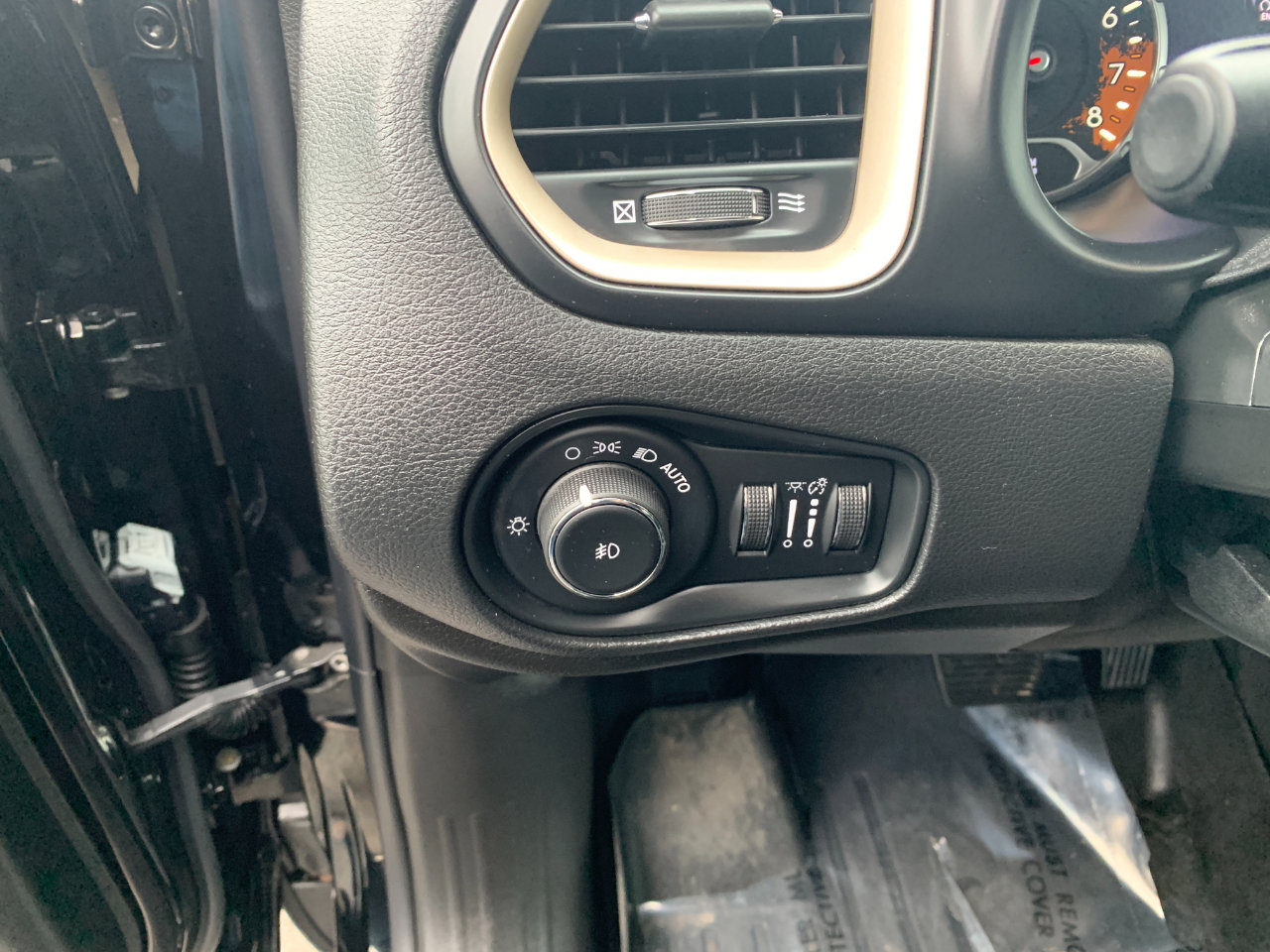 Used 2017 Jeep Renegade Limited image 13