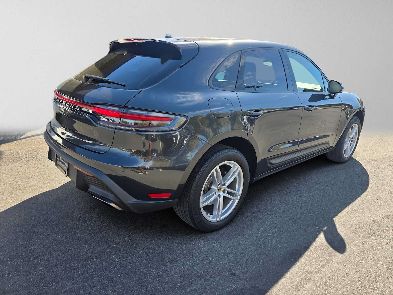 Used 2022 Porsche Macan AWD/4WD image 3