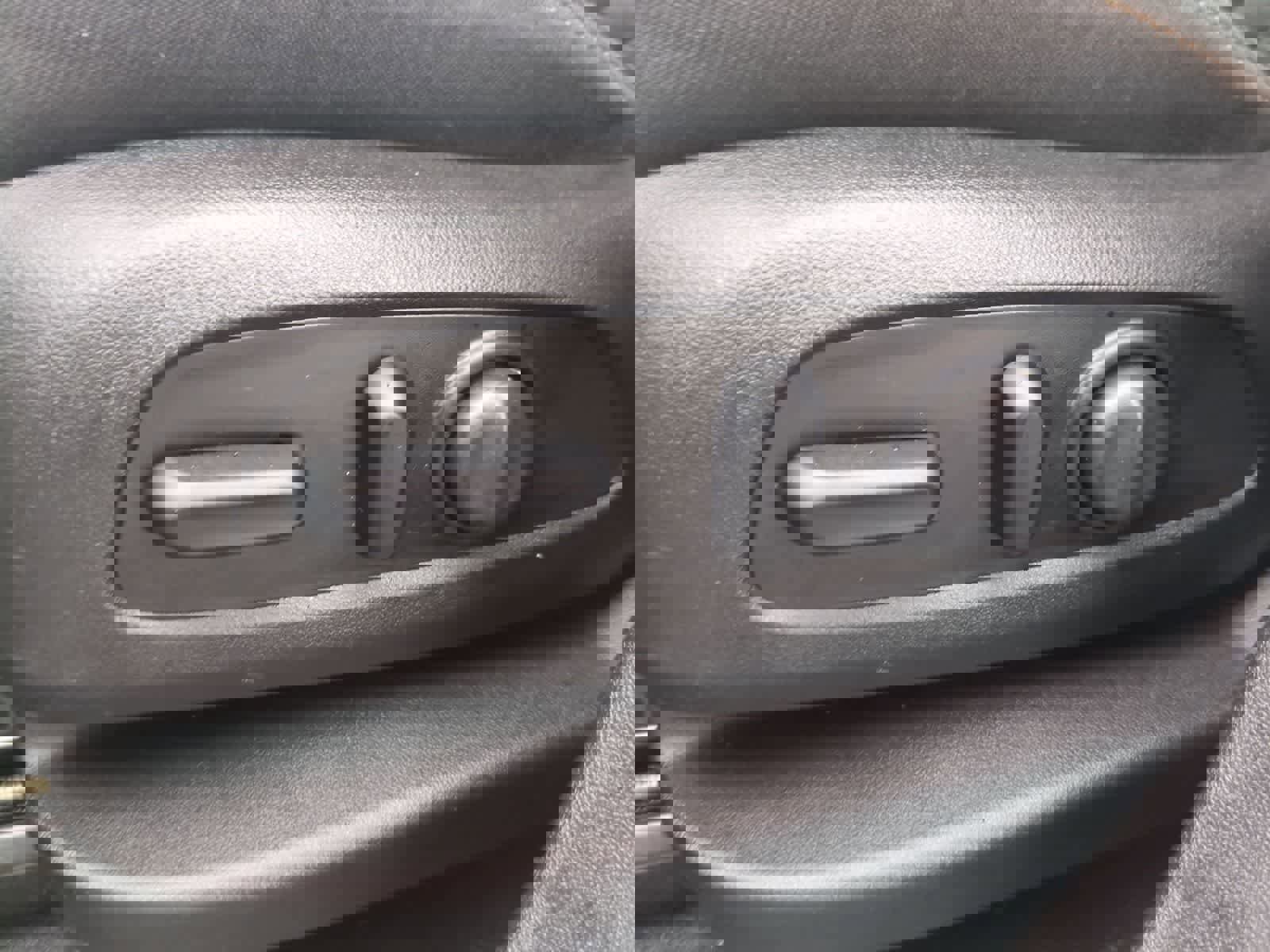 Used 2019 Chevrolet Equinox LT w/ Driver Convenience Package image 16