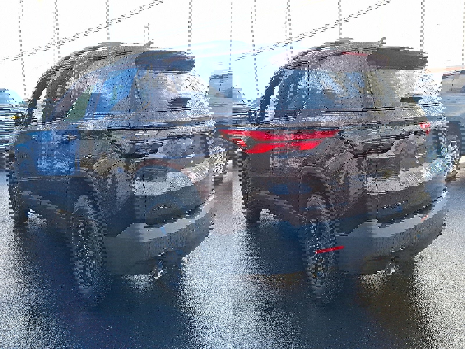 Used 2023 Chevrolet Traverse LT w/ Midnight/Sport Edition image 4