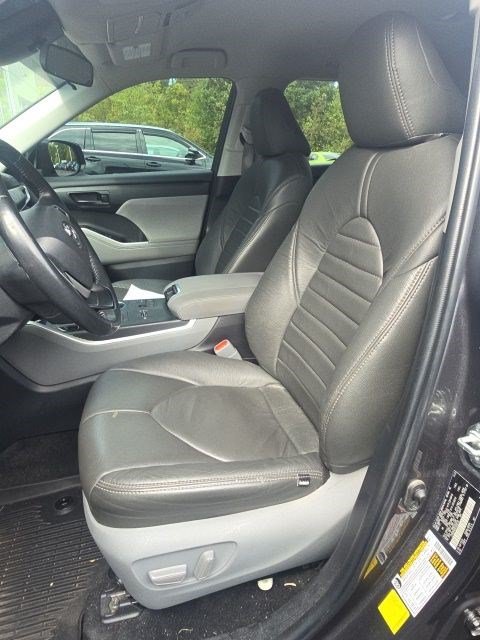 Used 2023 Toyota Highlander LE FWD image 11