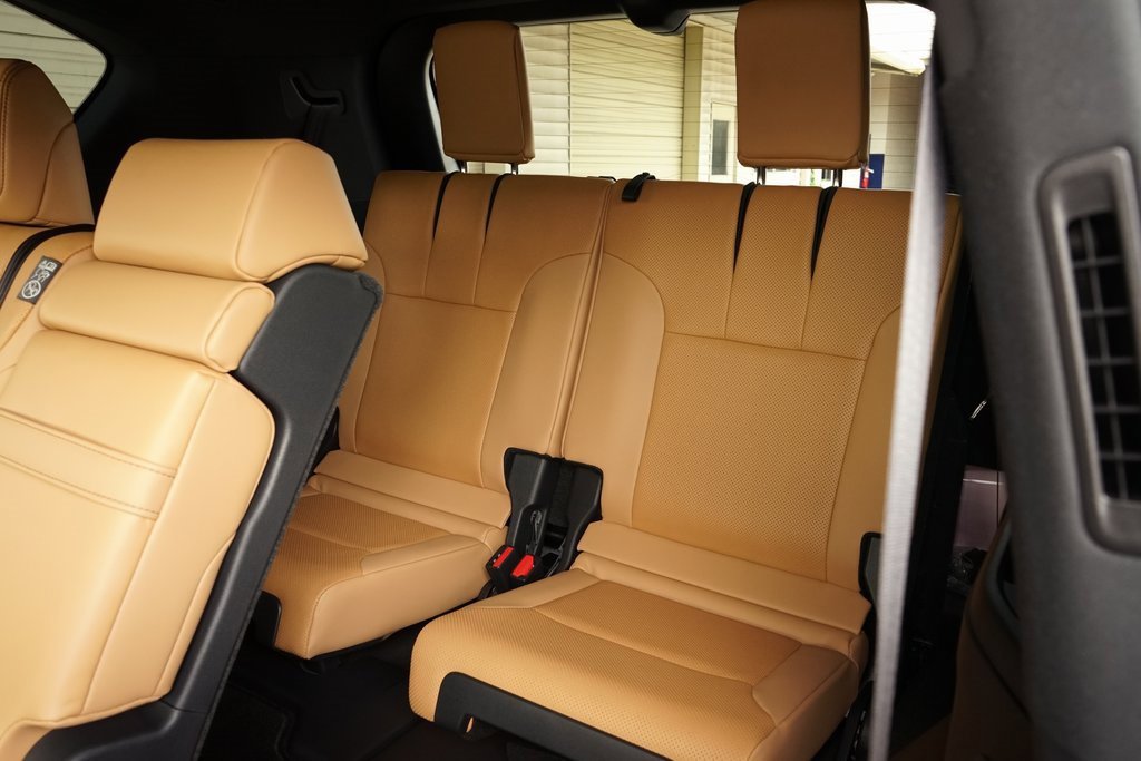 Used 2025 Lexus LX 600 4WD w/ Luxury Package image 33