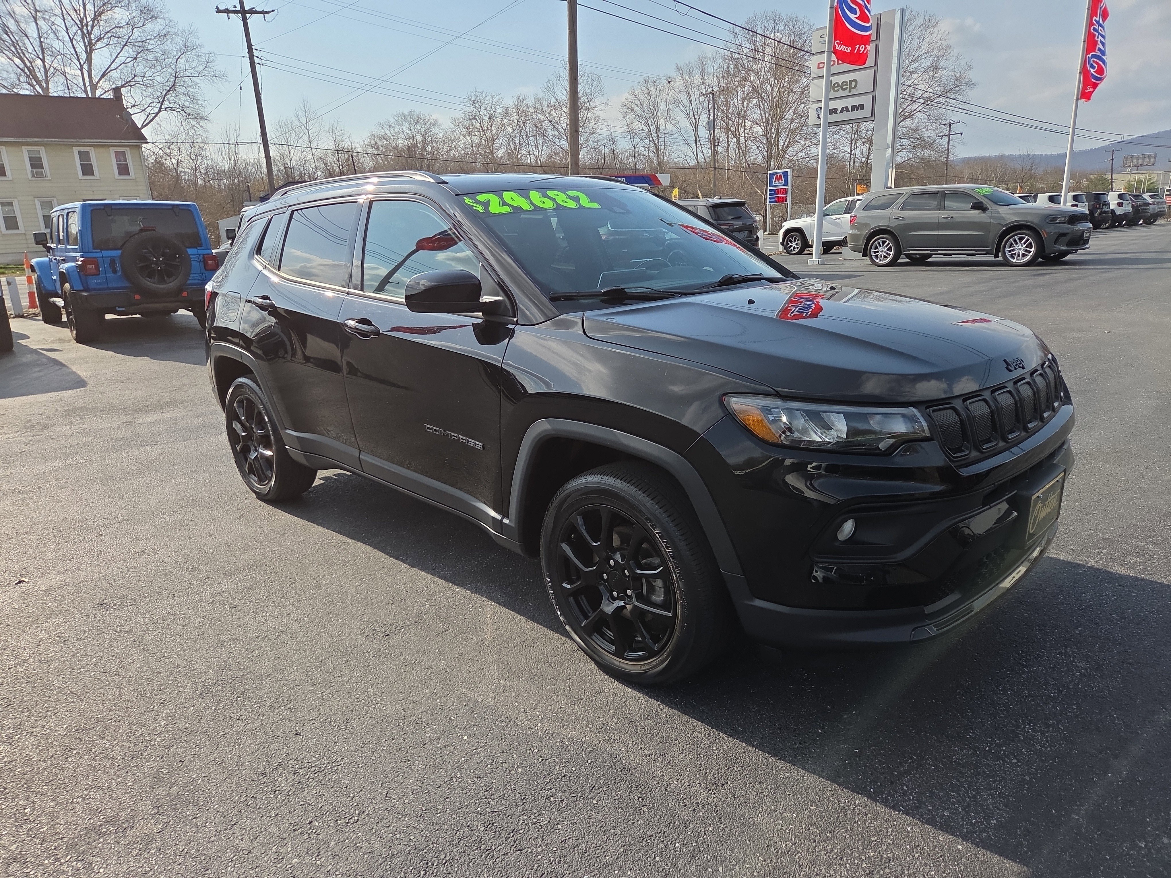 Used 2022 Jeep Compass Altitude w/ Convenience Group AWD/4WD image 1