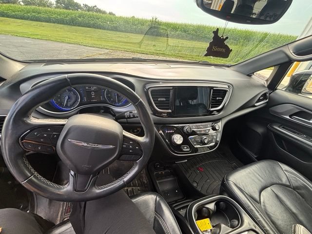 Used 2018 Chrysler Pacifica Touring-L w/ Premium Audio Group FWD image 10