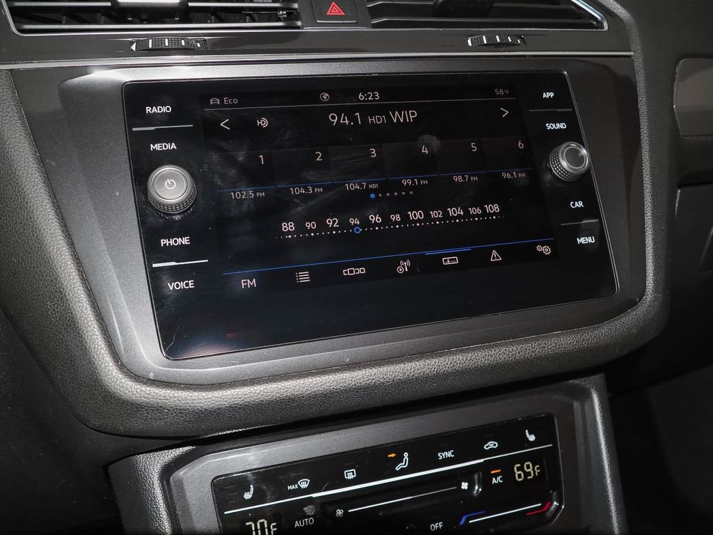 Used 2022 Volkswagen Tiguan SE w/ Panoramic Sunroof Package image 14