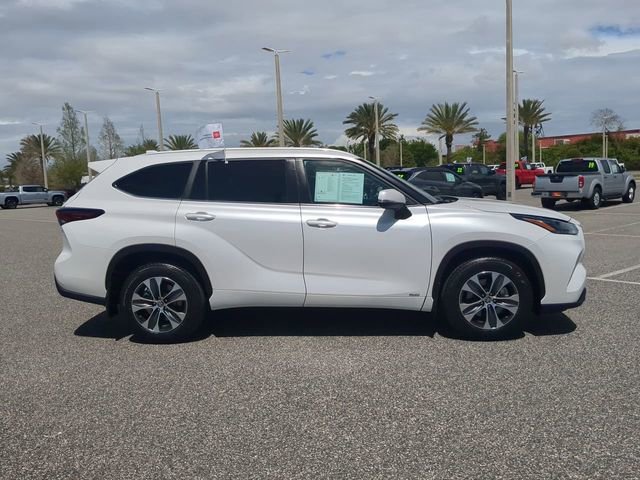 Certified 2025 Toyota Highlander XLE image 3