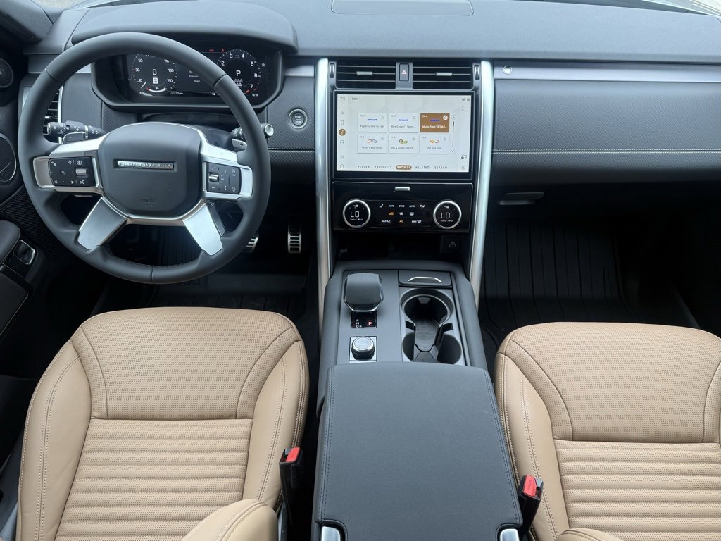New 2025 Land Rover Discovery Dynamic SE image 16