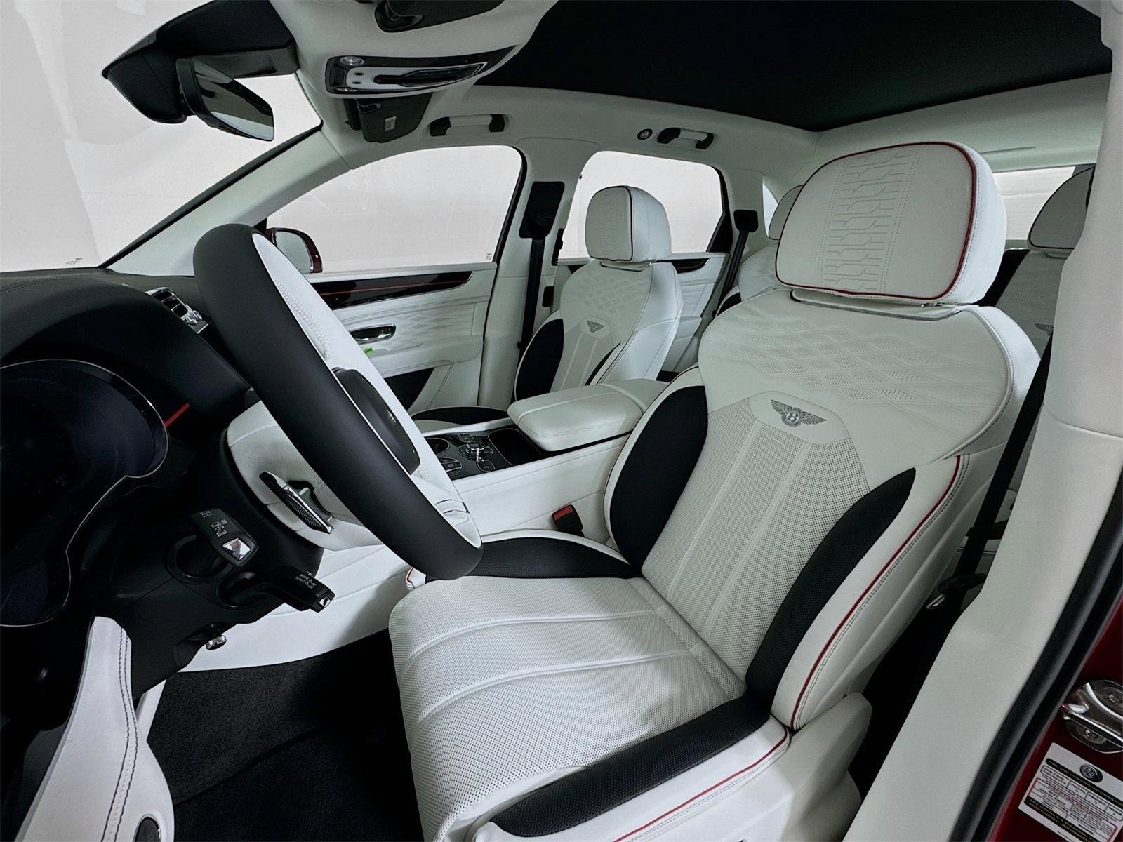 Used 2025 Bentley Bentayga image 15