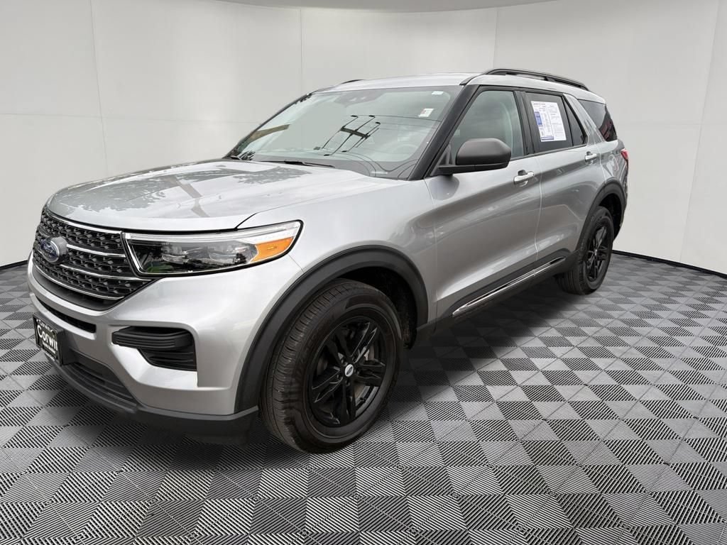 Used 2024 Ford Explorer XLT AWD/4WD image 3