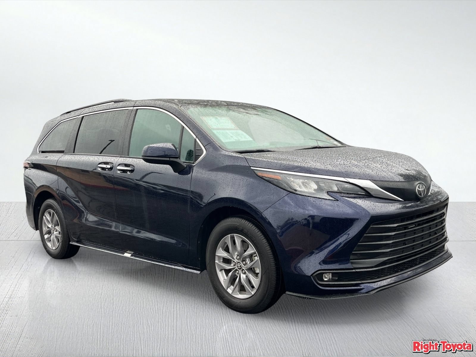 Certified 2026 Toyota Sienna XLE FWD image 9