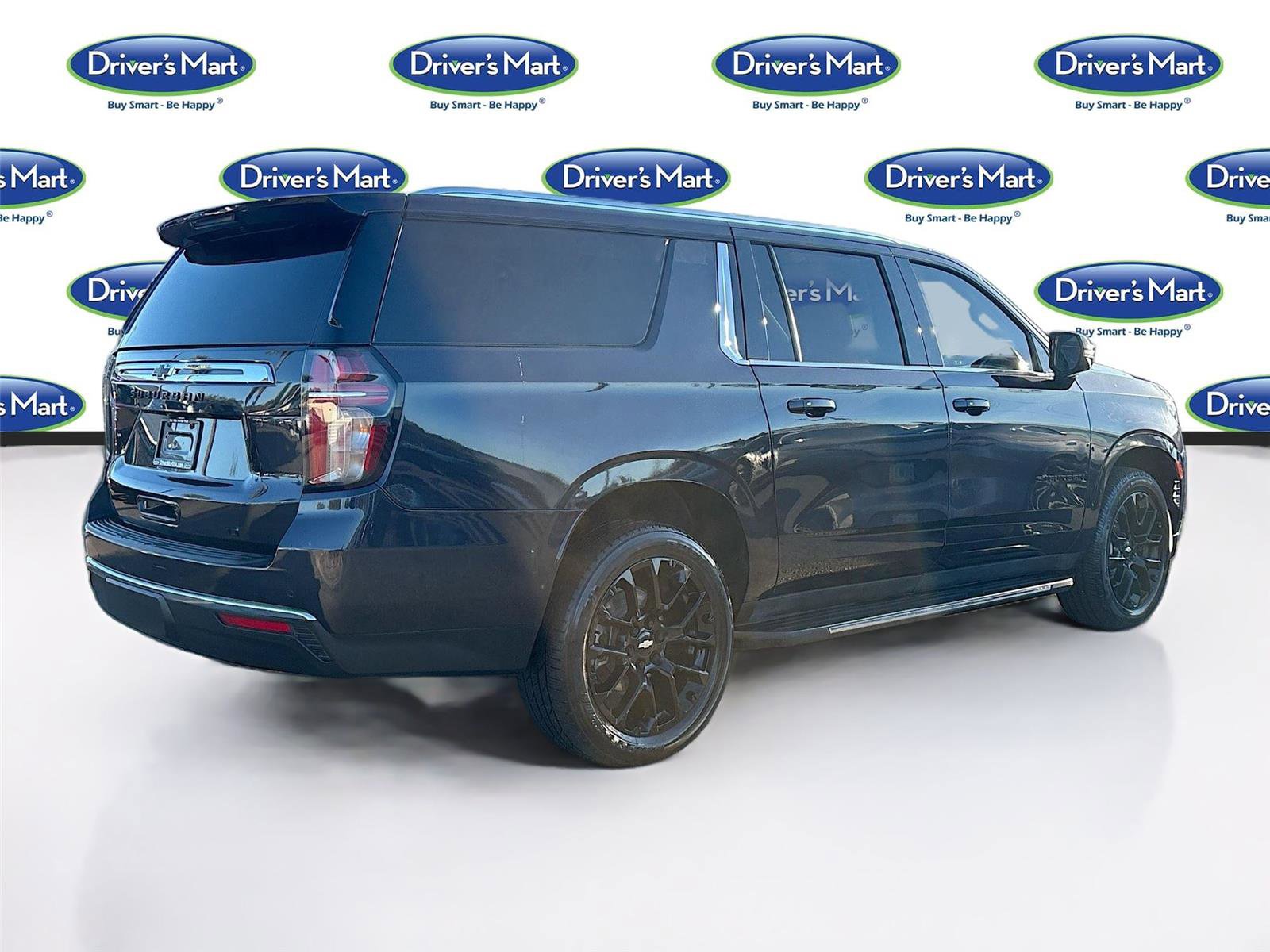 Used 2023 Chevrolet Suburban LT w/ Luxury Package image 7