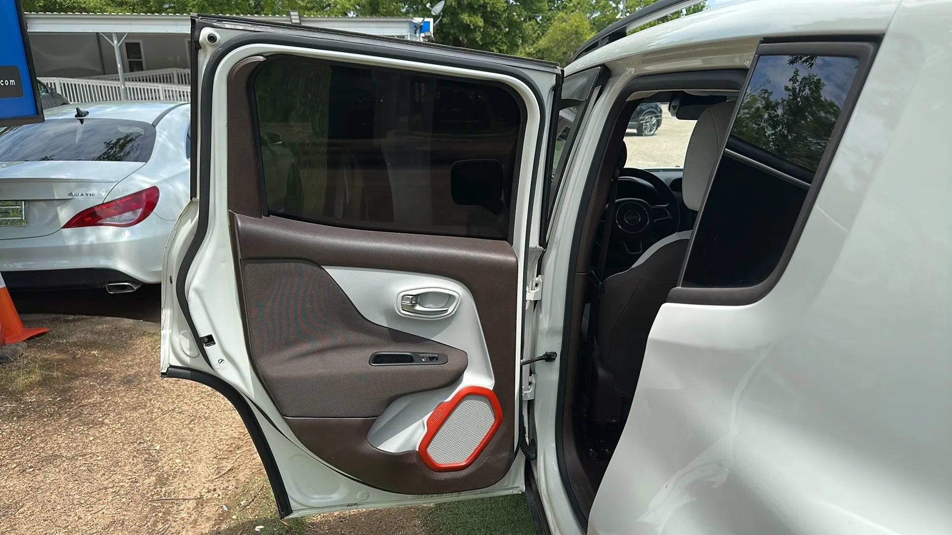 Used 2016 Jeep Renegade Latitude w/ Safety & Security Group FWD image 17