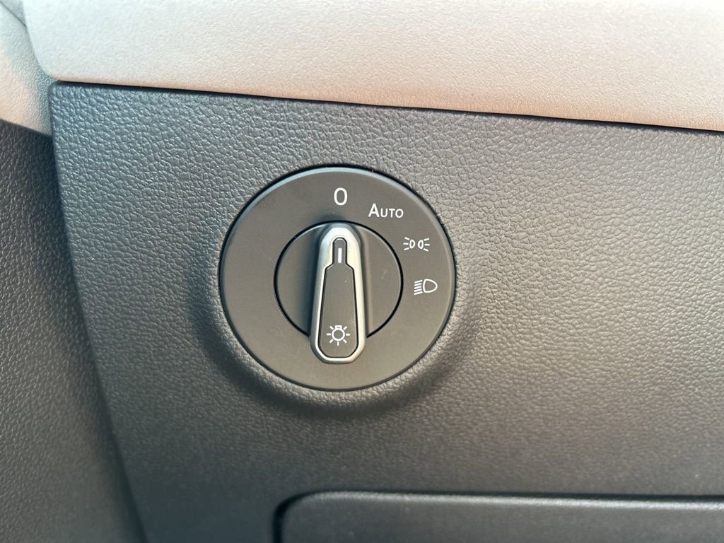 Used 2025 Volkswagen Taos SE image 24