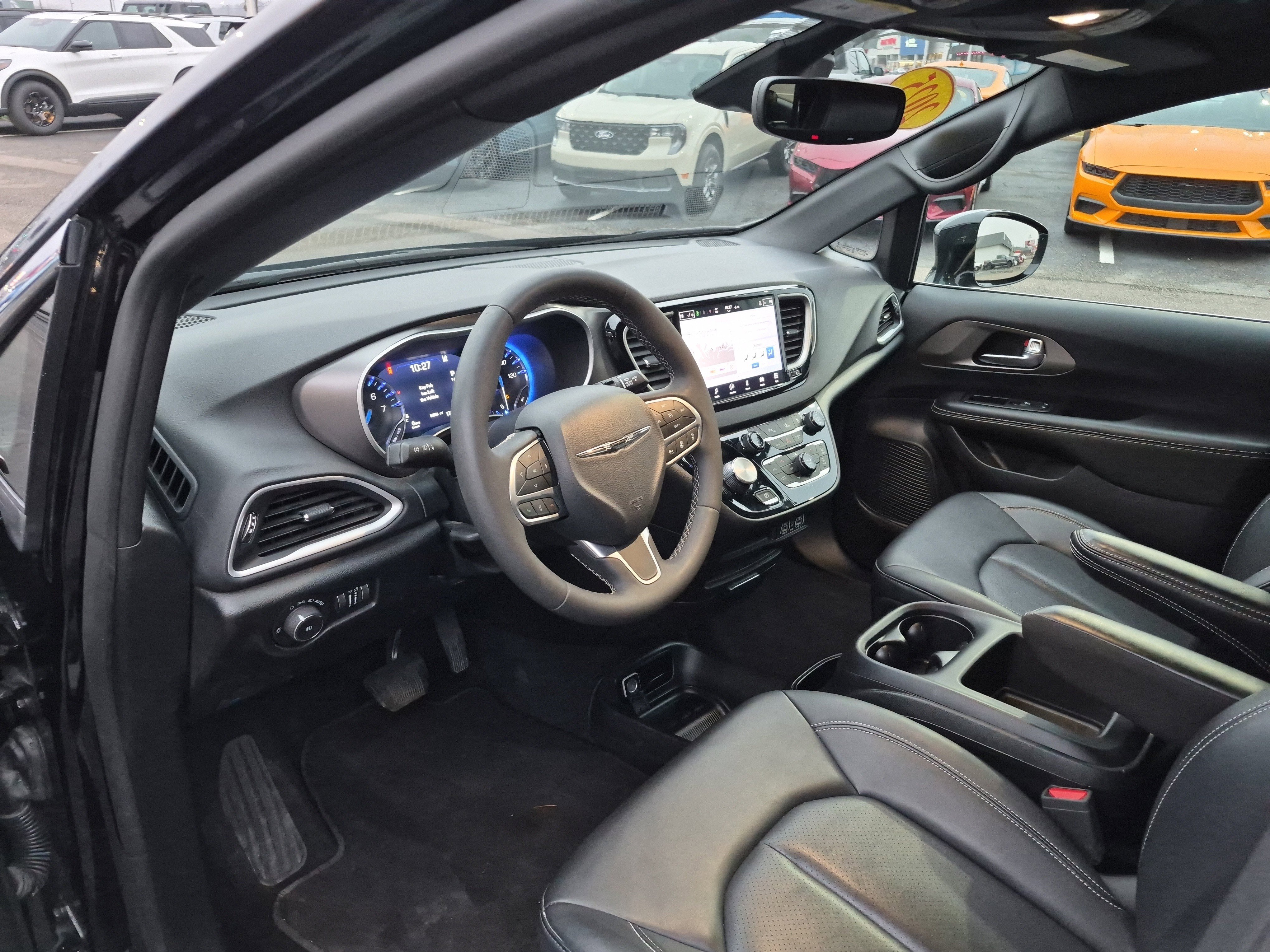 Used 2025 Chrysler Pacifica Select image 12