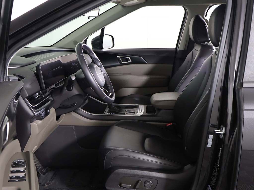 Used 2025 Kia Carnival FWD image 23