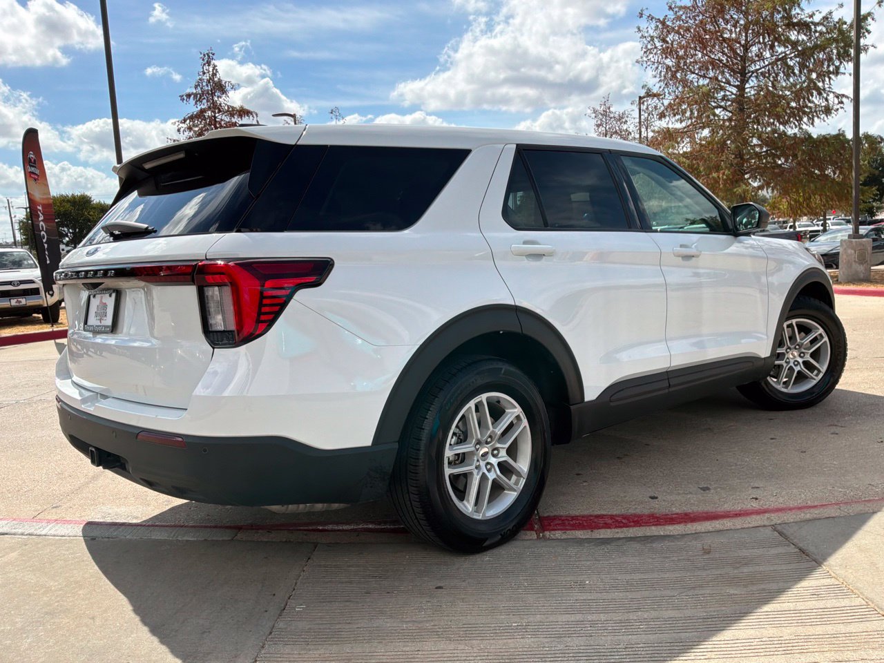 Used 2026 Ford Explorer Active RWD image 6