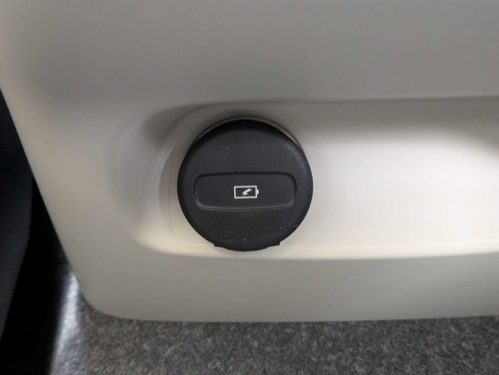 Certified 2023 Volvo XC40 B5 Plus w/ Protection Package Premier AWD/4WD image 17