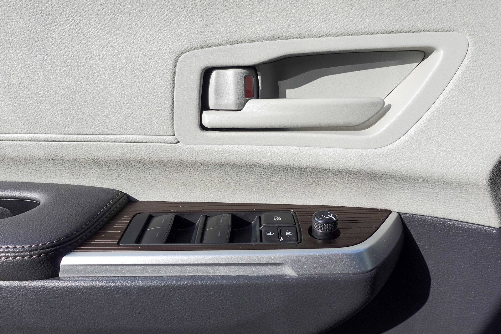 Used 2024 Toyota Sienna LE image 12