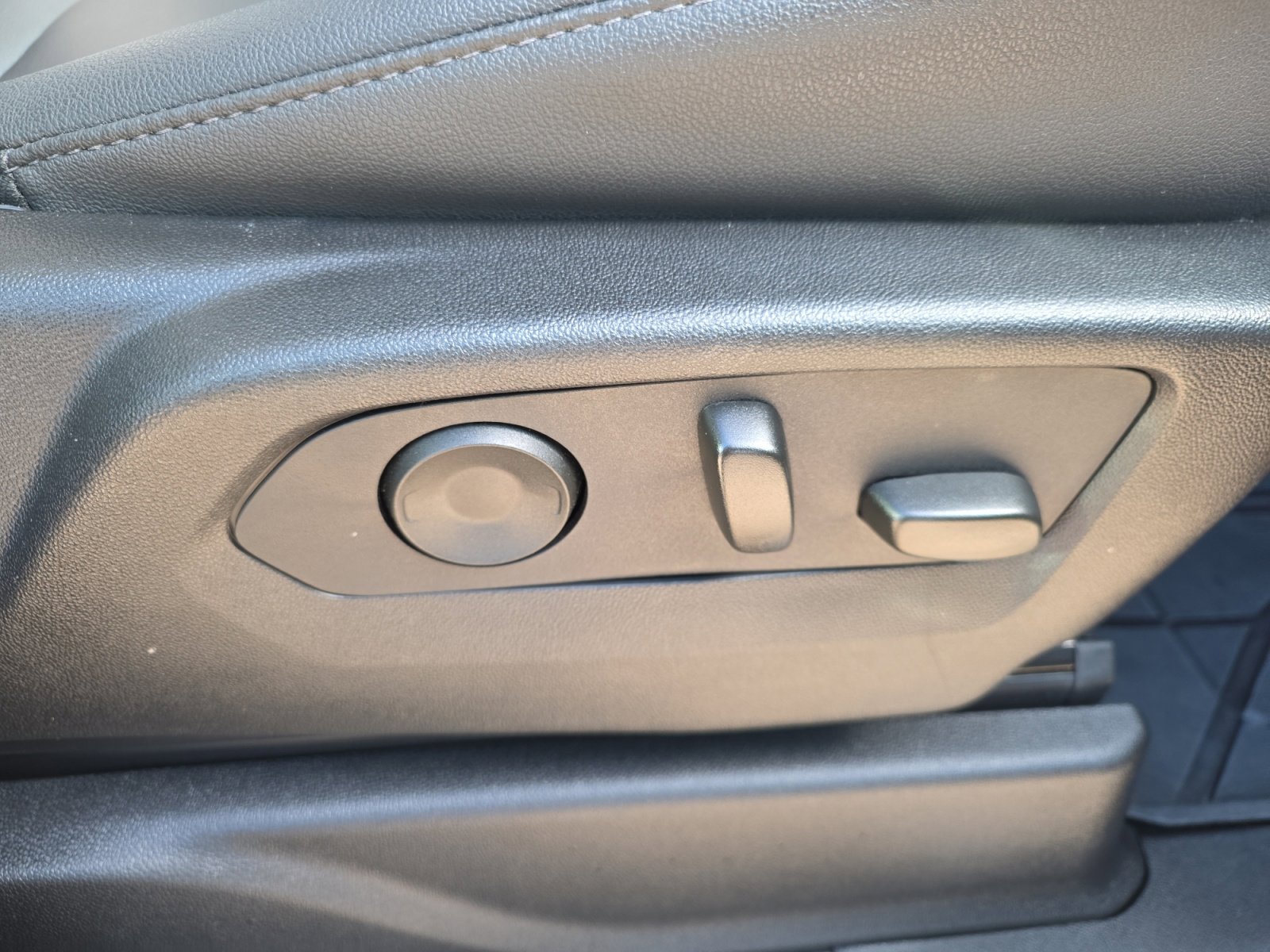 Used 2024 Chevrolet Tahoe Z71 w/ Luxury Package image 30