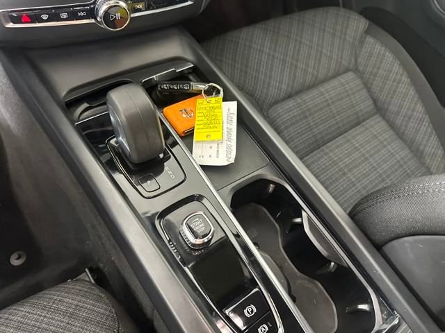 Used 2022 Volvo XC60 B5 Momentum image 19