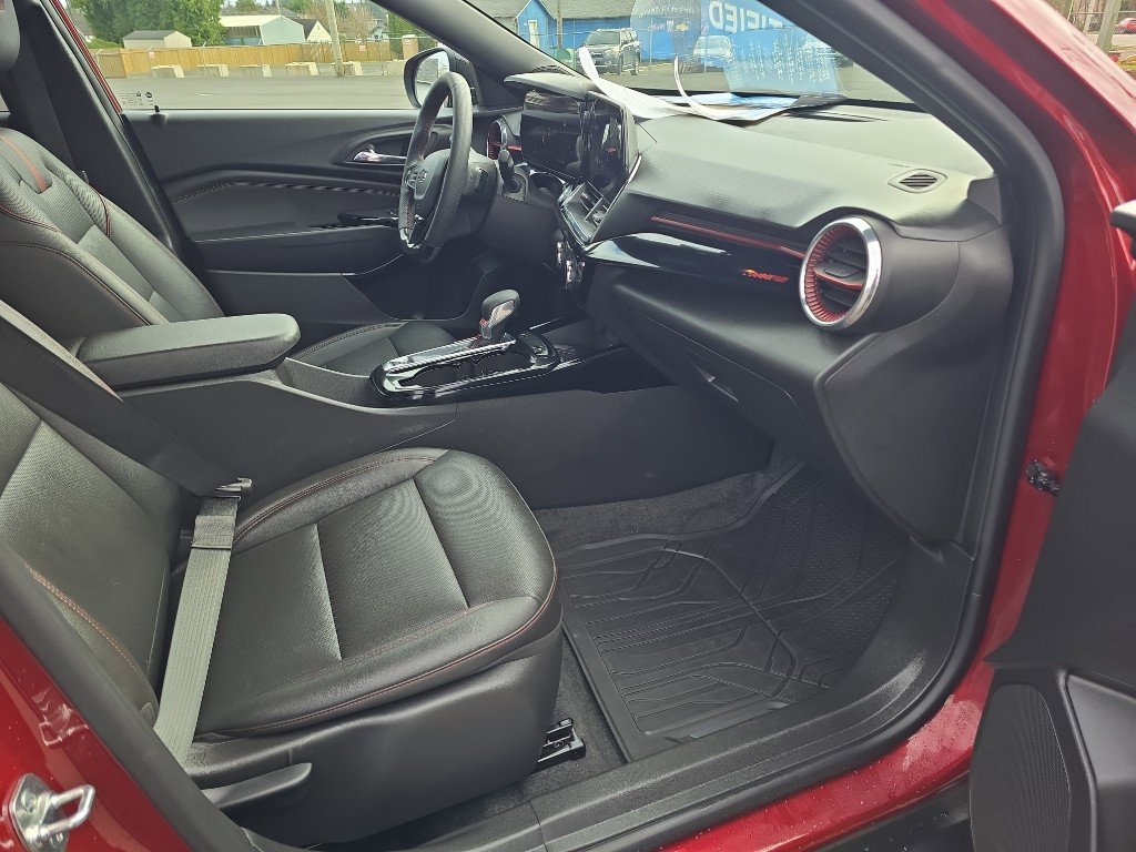 Certified 2025 Chevrolet Trax RS w/ Sunroof Package image 17