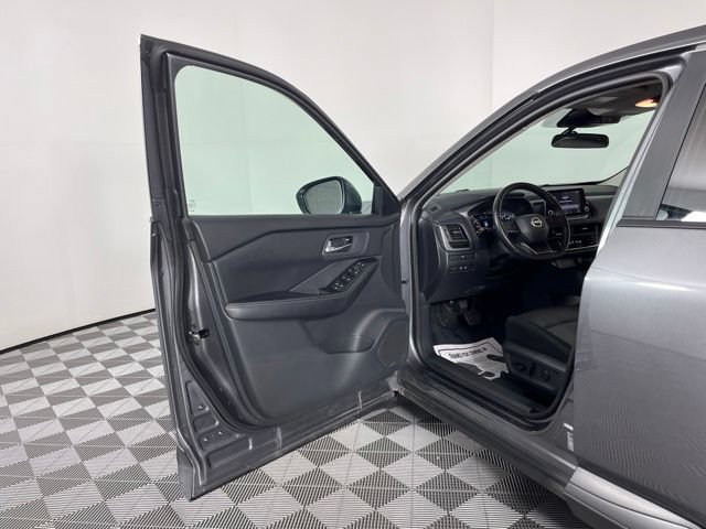 Used 2025 Nissan Rogue SV FWD image 16