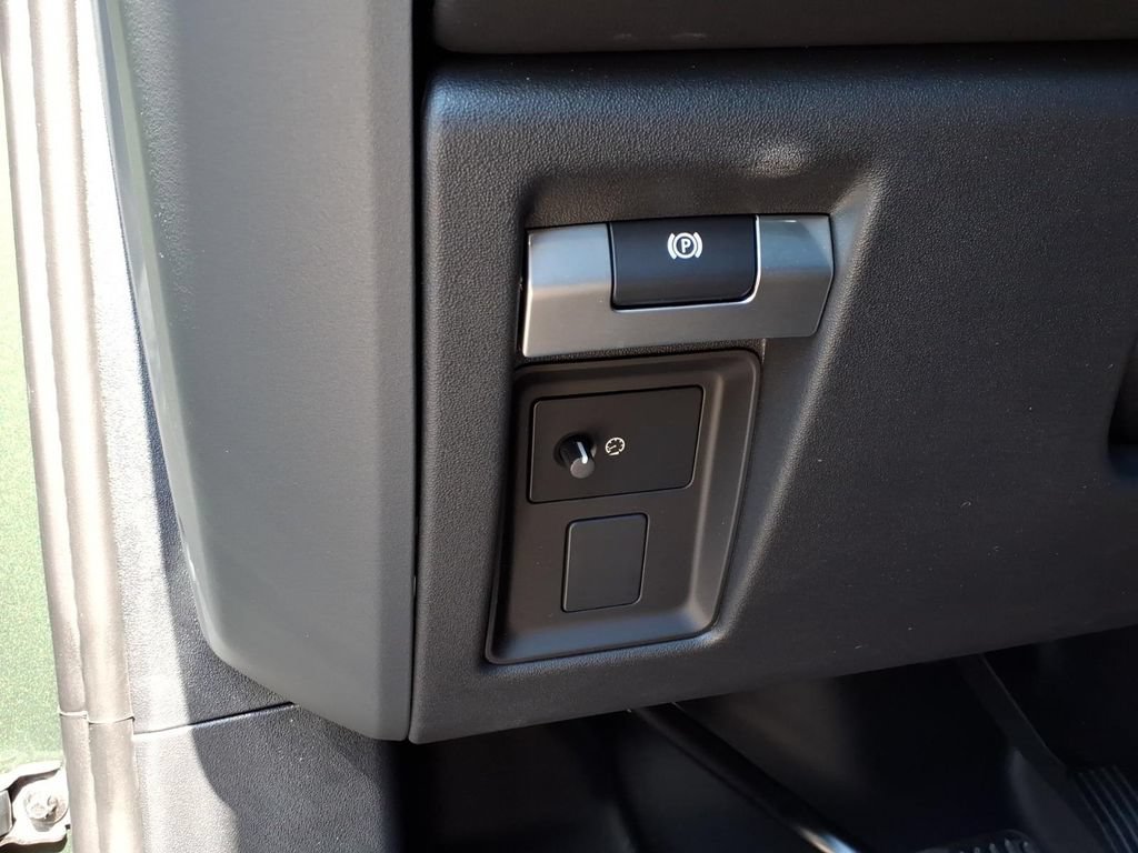 New 2026 Land Rover Defender 110 X-Dynamic SE AWD/4WD image 13