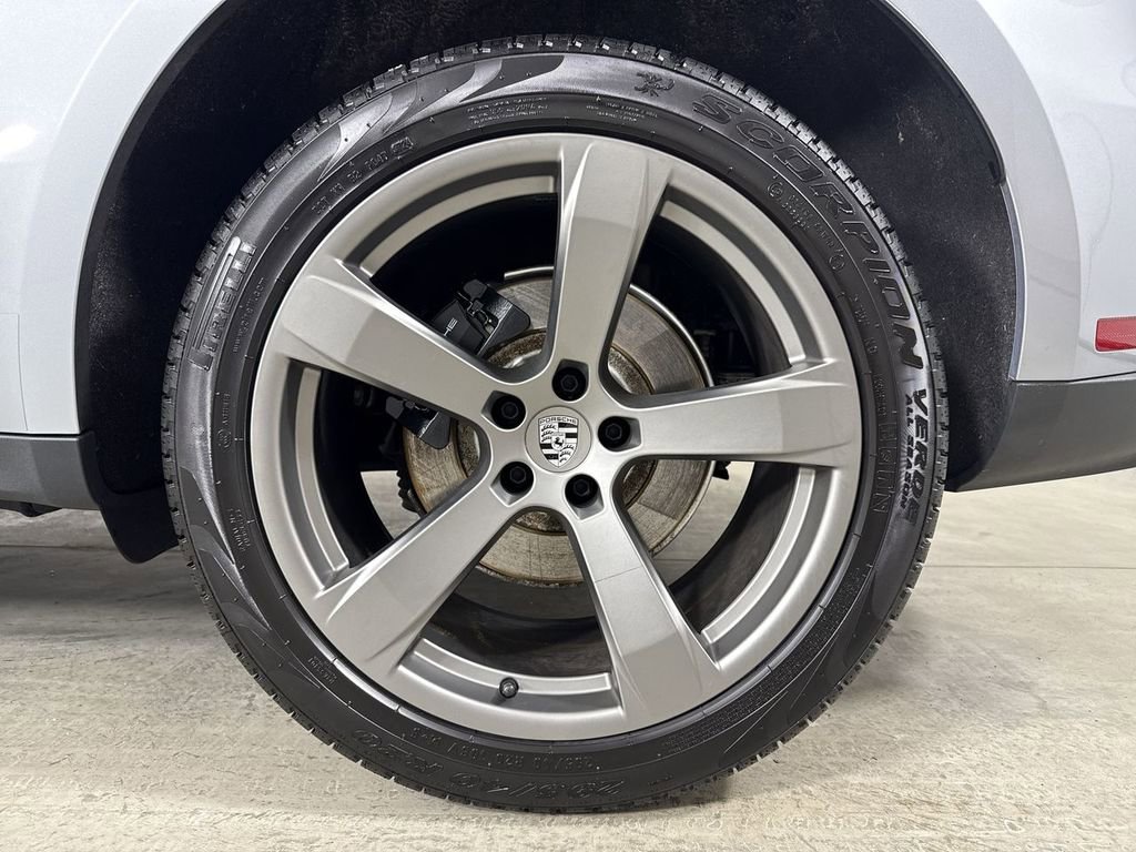 Certified 2025 Porsche Macan image 14