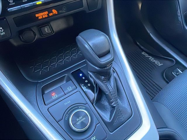 Used 2020 Toyota RAV4 LE image 28