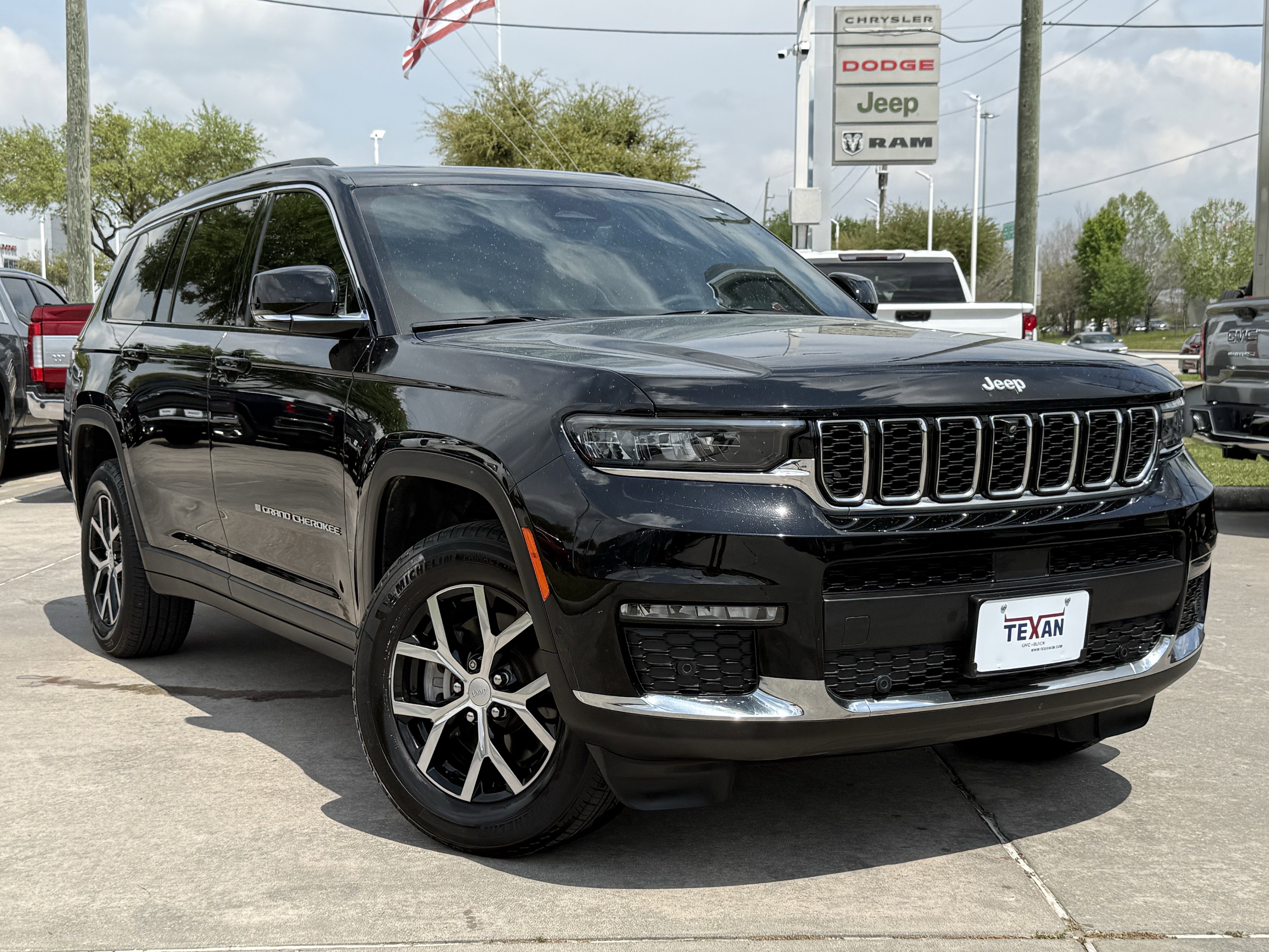 Used 2024 Jeep Grand Cherokee L Limited w/ Luxury Tech Group II image 2