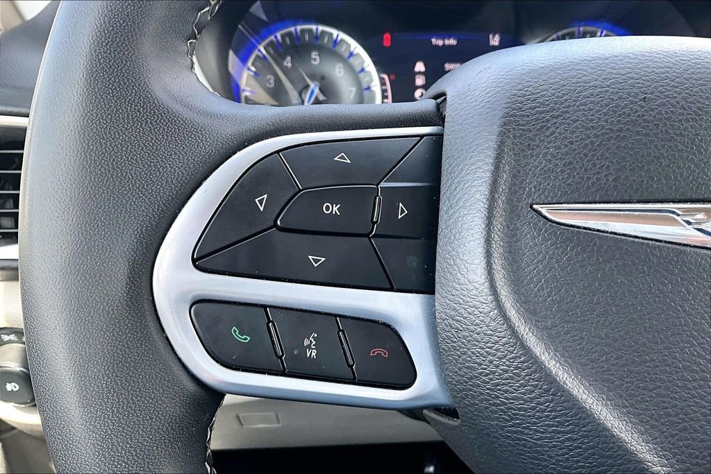 Used 2023 Chrysler Pacifica Touring-L image 16