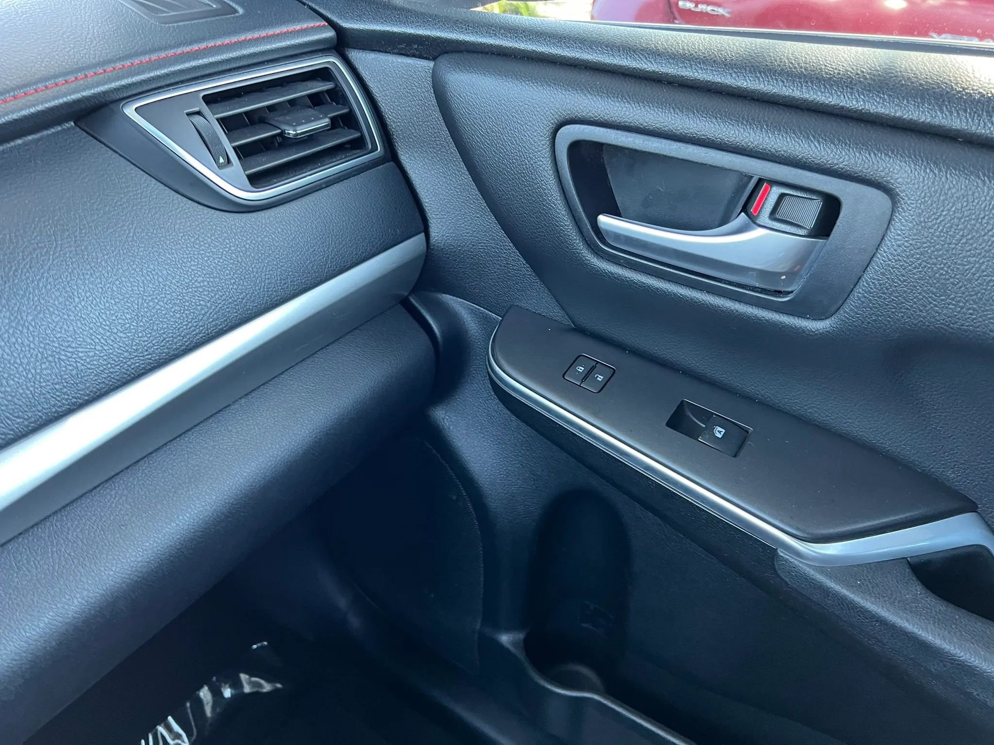 Used 2015 Toyota Camry SE FWD image 17