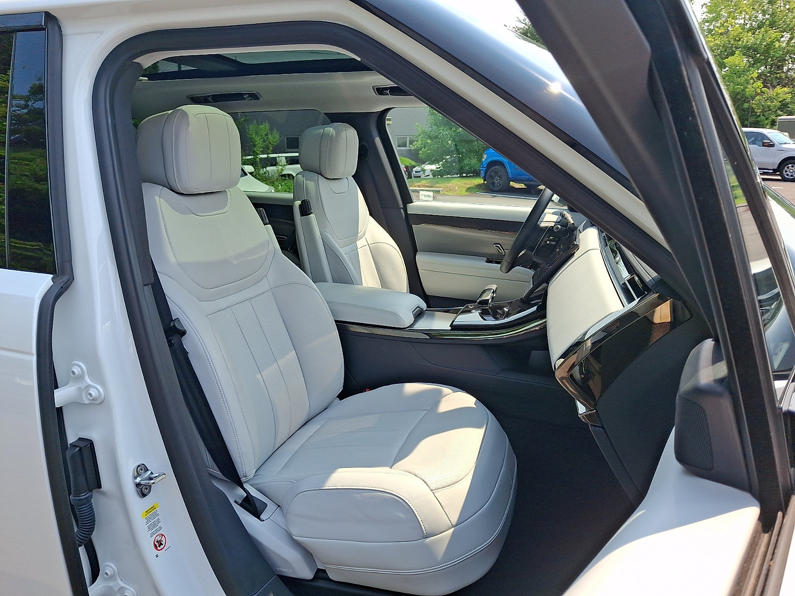 Used 2024 Land Rover Range Rover Sport SE AWD/4WD image 3