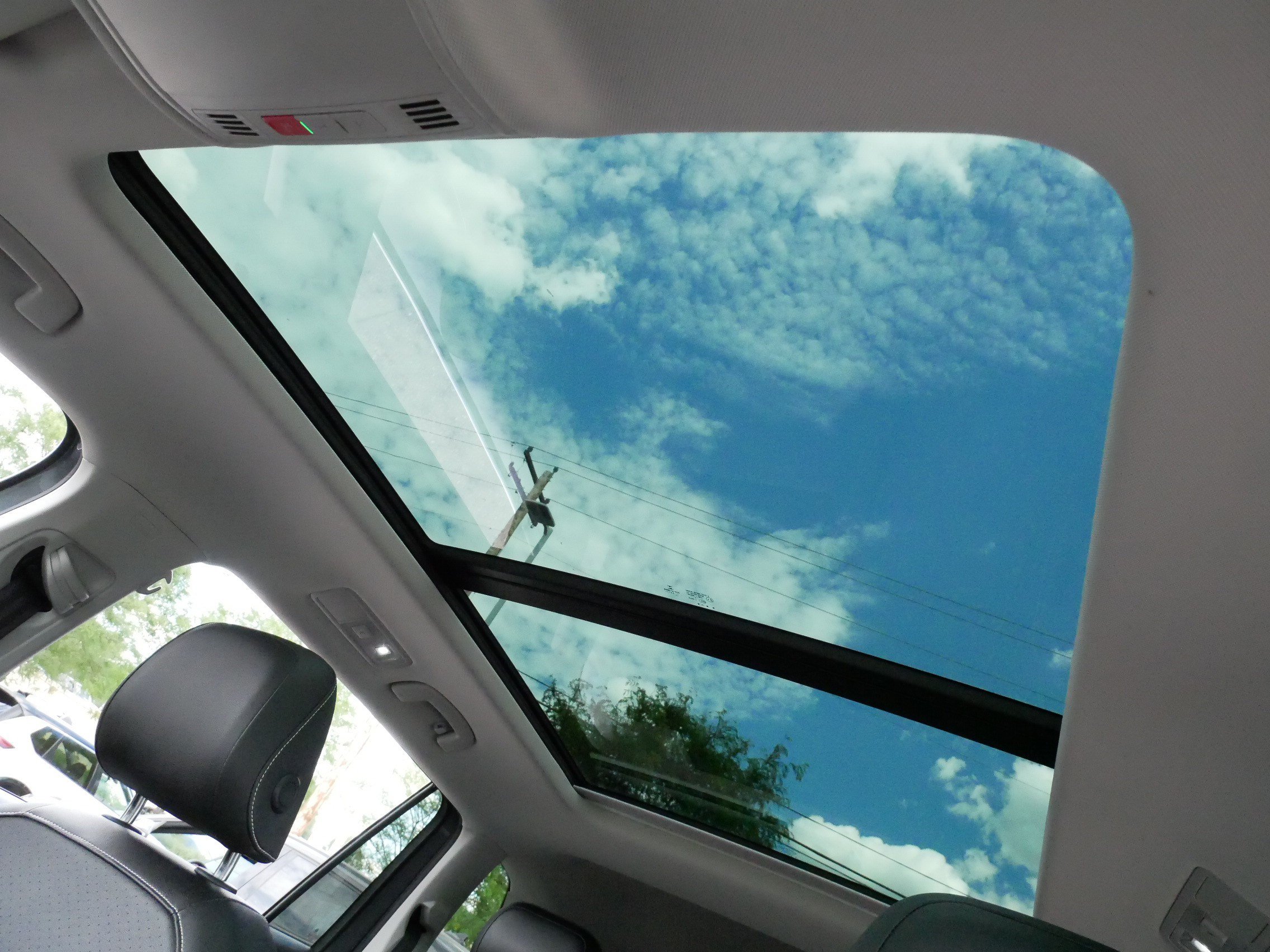 Certified 2023 Volkswagen Tiguan SE w/ Panoramic Sunroof Package AWD/4WD image 32
