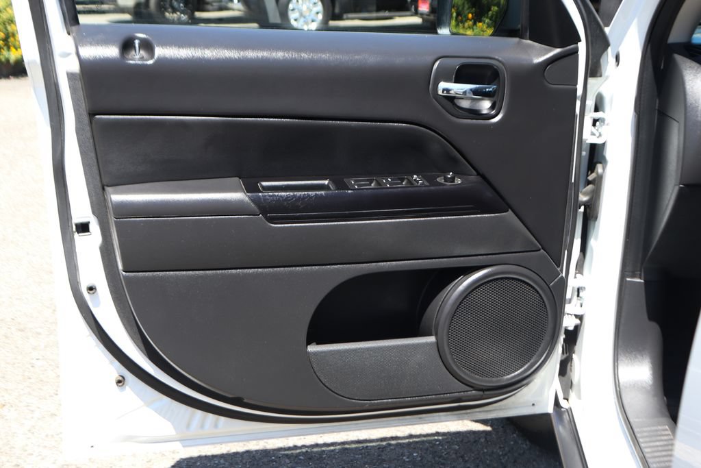 Used 2016 Jeep Patriot Latitude w/ Sun/Sound Group FWD image 16
