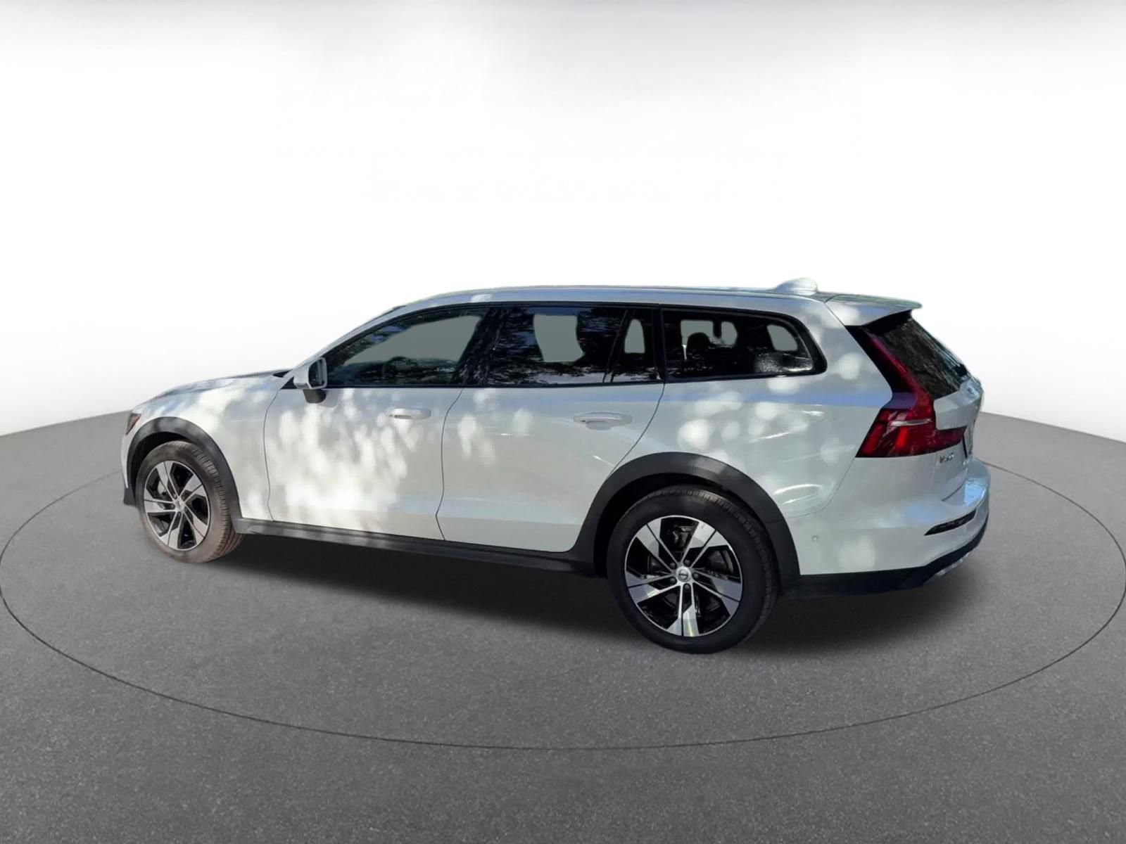 Used 2025 Volvo V60 B5 Cross Country Plus image 10