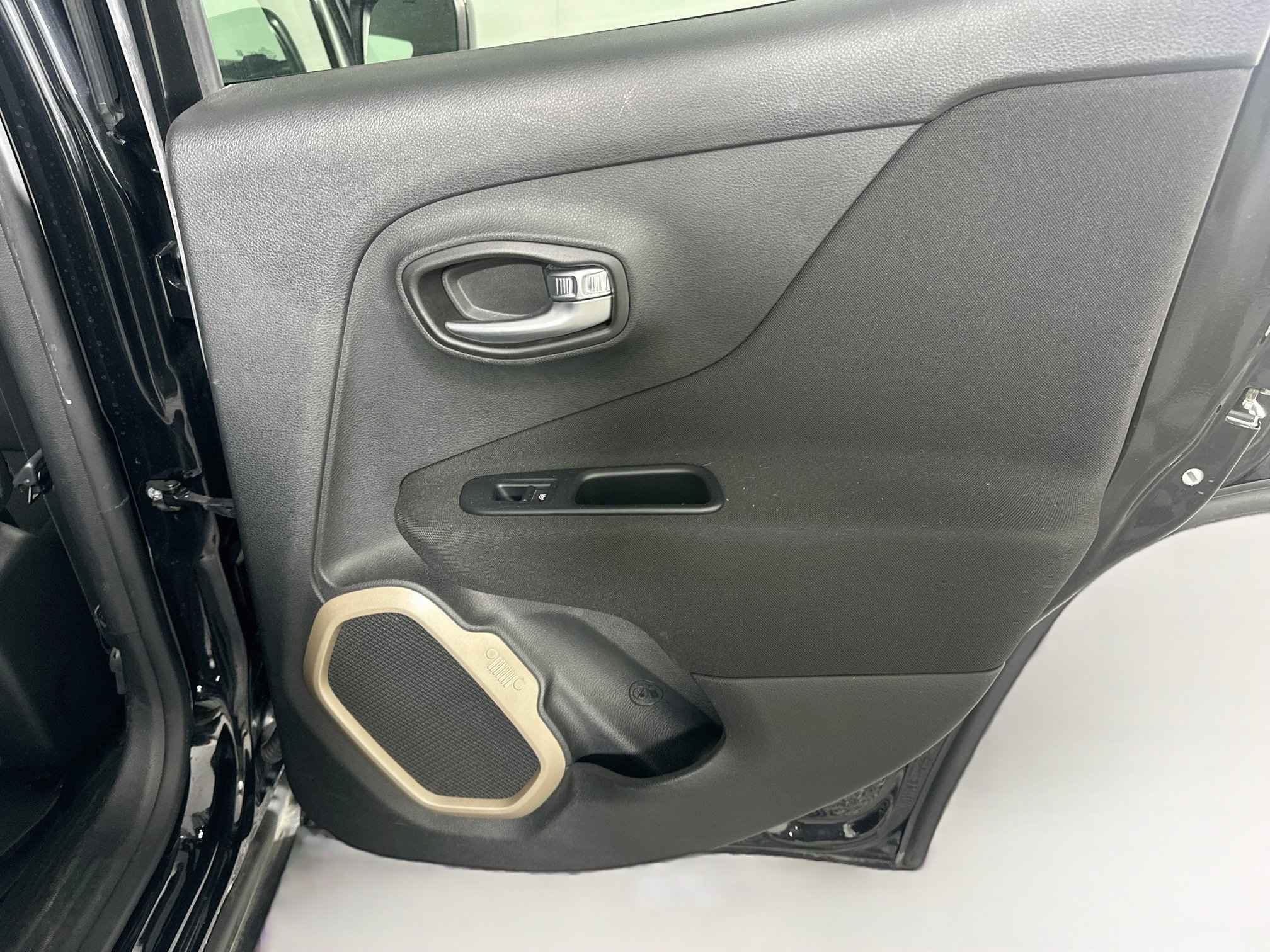 Used 2017 Jeep Renegade Latitude w/ Safety & Security Group (ALP) AWD/4WD image 27