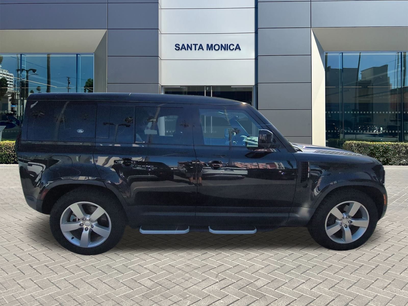 Used 2024 Land Rover Defender 110 SE image 6