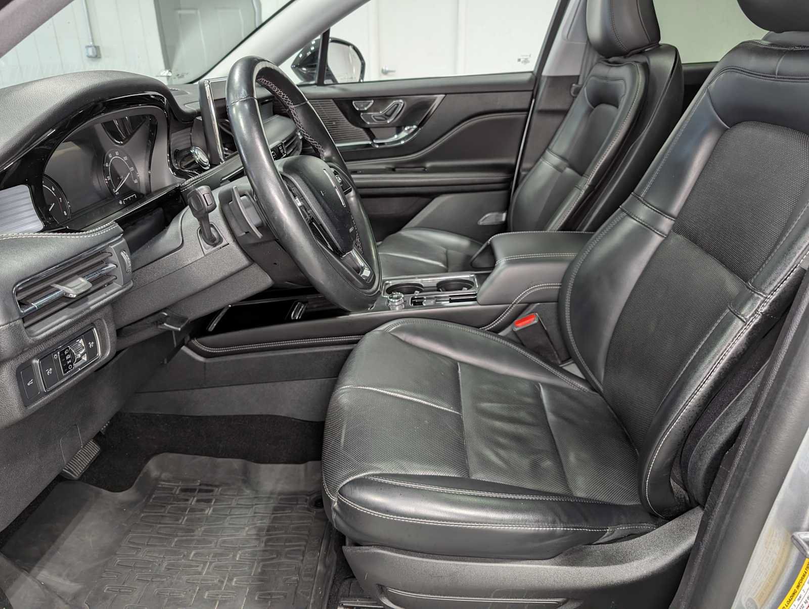 Used 2022 Lincoln Corsair AWD w/ Premium Package image 4