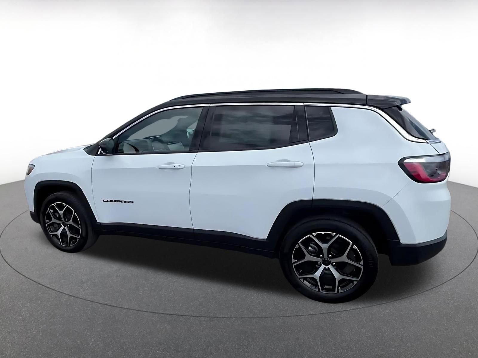 Used 2025 Jeep Compass Limited image 10