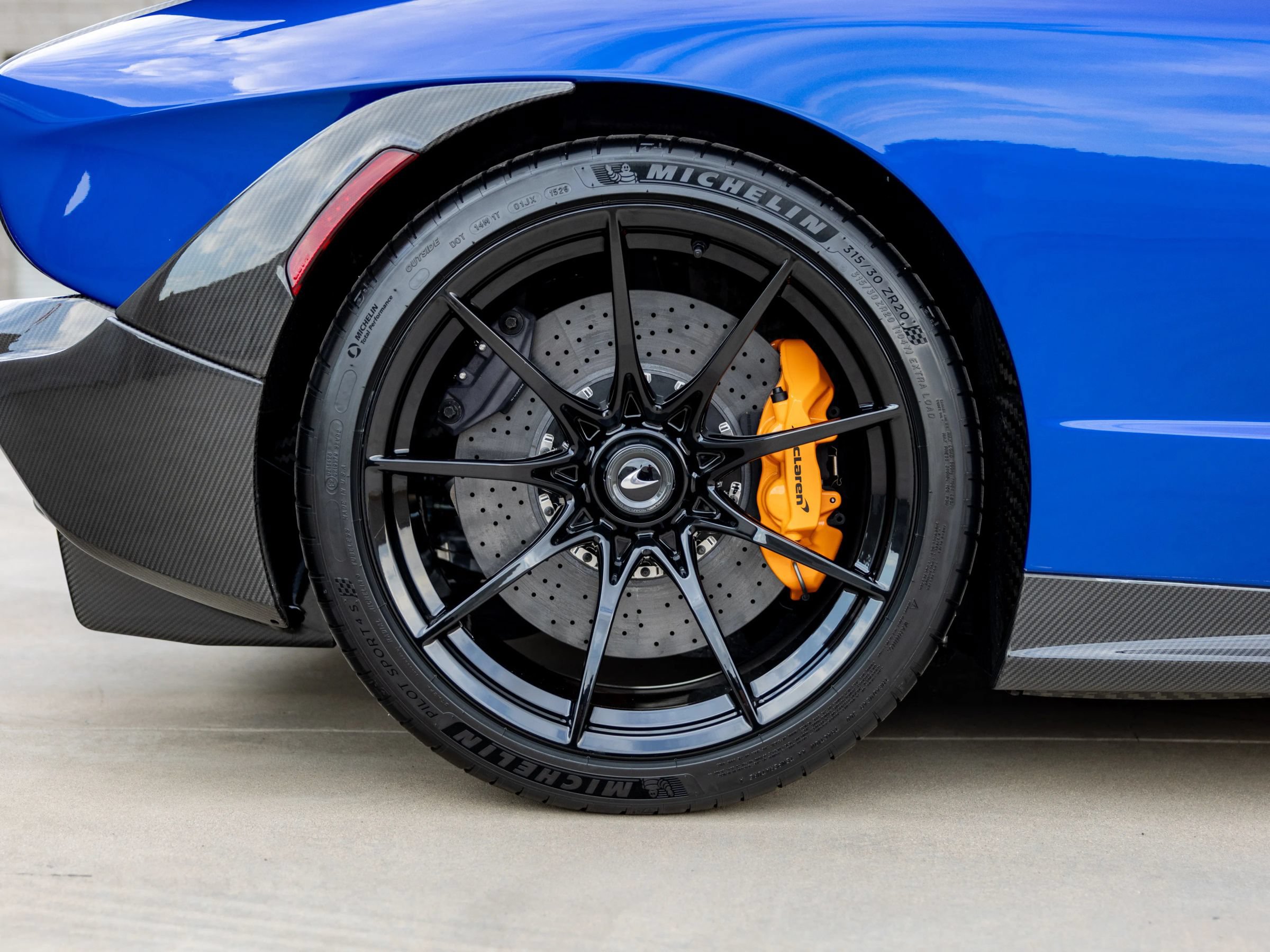 Used 2019 McLaren Senna RWD image 31