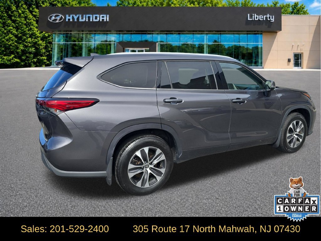 Used 2022 Toyota Highlander XLE AWD/4WD image 5